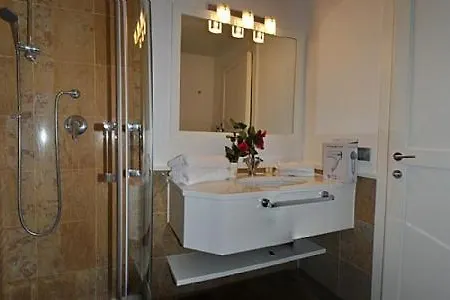 Sleeps 4 Pool Wifi メイナ