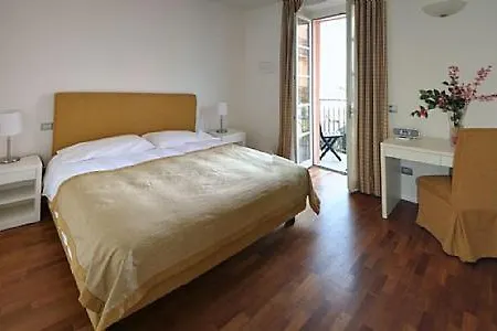 Sleeps 4 Pool Wifi Apartment