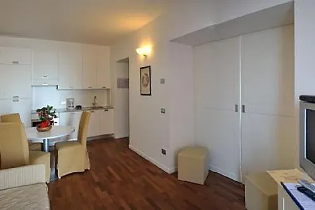 Sleeps 4 Pool Wifi Apartment Meina